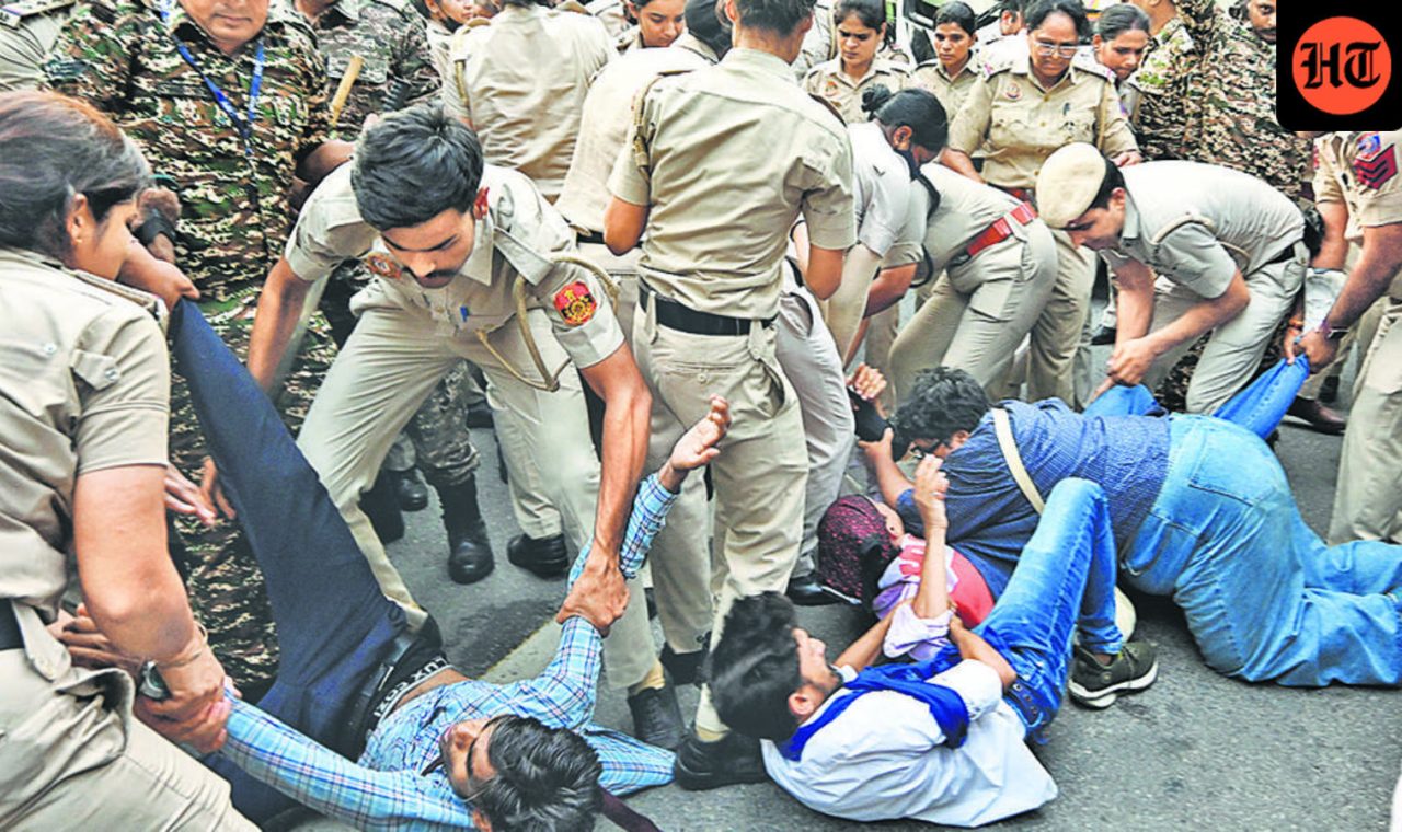 Police-personnel-detain-members-of-the-AISA-SFI-_1791137117632_MPws