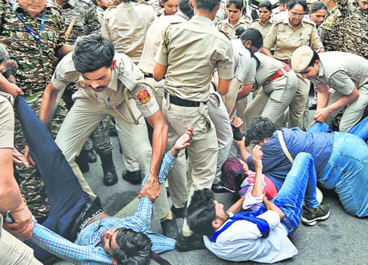 Police-personnel-detain-members-of-the-AISA-SFI-_1791137117632_MPws