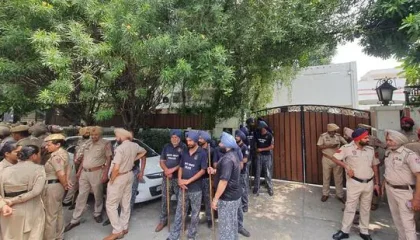 Police-outside-the-residence-of-Shiromani-Akali-Da_1780311913413