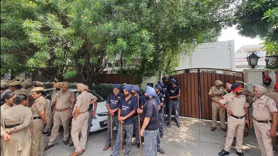 Police-outside-the-residence-of-Shiromani-Akali-Da_1780311913413